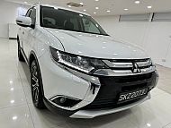 Mitsubishi Outlander 2.4 CVT Sunroof Facelift 2016 White Rear Entertaiment